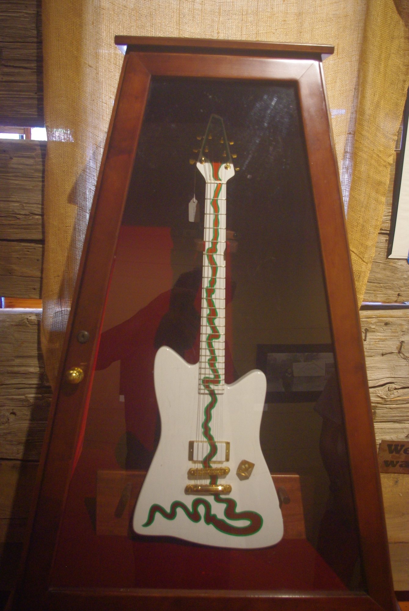 Avec une planche de la cabane, les membres du groupe ZZ Top ont fabriqué une guitare "Muddywood"