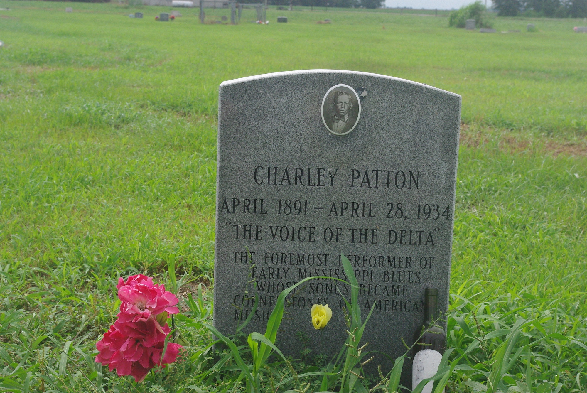 La tombe de Charley Patton à Holly Ridges. Un fan a laissé une bouteille de vin